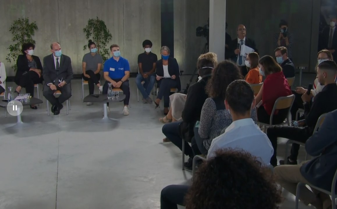 Jean Castex échange avec des jeunes et des formateurs de Besançon