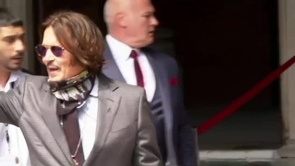 Cientos de fans arropan a Johnny Deep contra la celebración de un juicio en Londres por difamación