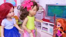 Doll Sisters Cook Curprise Dinne for Mom & Dad in Dolls Kitchen