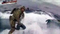 Des garde-côtes sautent à la mer pour intercepter un sous-marin