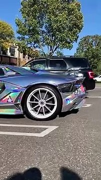 La peinture de cette Lamborghini est incroyable : chromée arc-en-ciel