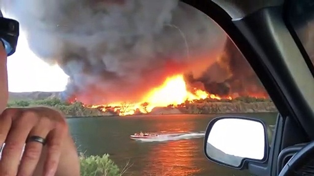 Une tornade de feu se transforme en trombe marine en quelques secondes... Magnifique et terrifiant