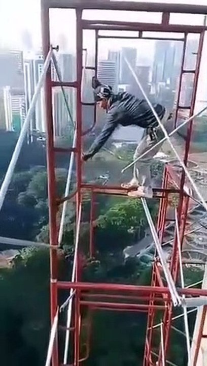 Monter un échafaudage au sommet d’un gratte-ciel sans aucune sécurité... vertigineux