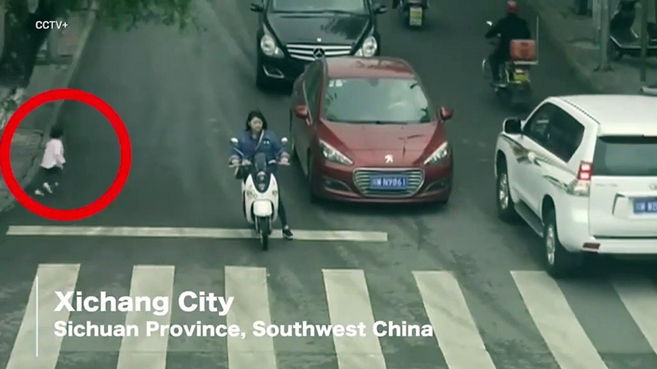 Une fillette passe sous une voiture et en ressort indemne... Miracle