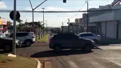 Colisão entre dois carros é registrada na Avenida Brasil