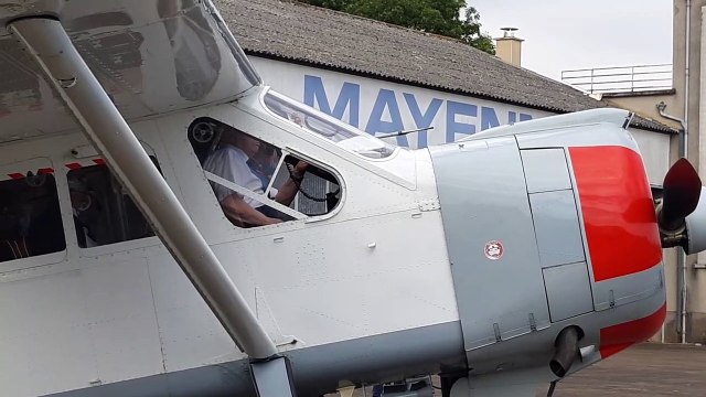 L'ancien pilote de chasse mayennais Roger Desplanques fête ses 100 ans en reprenant les commandes d'un avion