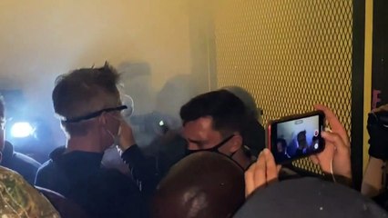 Le maire de Portland dans les gaz lacrymogènes pendant une manifestation