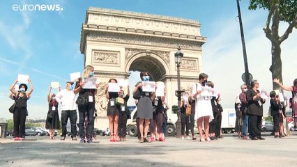 Guias turísticos de Paris protestam no Arco do Triunfo