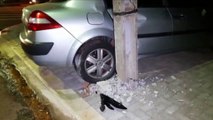 Após colisão entre carro e moto, motociclista fica ferido e automóvel é jogado contra poste