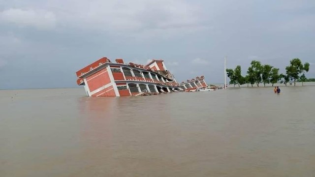 3 katlı okul sel nedeniyle çöktü: Korku dolu anlar böyle kaydedildi!