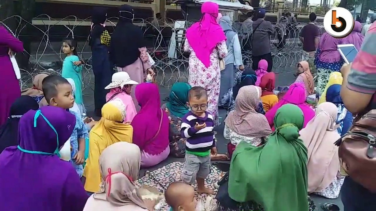 Massa Sambut Pemakzulan Bupati Jember dengan Salawat dan Takbir