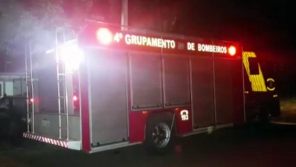 Vegetação pega fogo nos fundos de residência no Bairro Santa Cruz