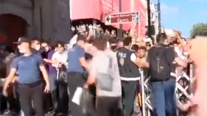 Ayasofya bugün ibadete açılıyor... Polis barikatını aşıp koşmaya başladılar