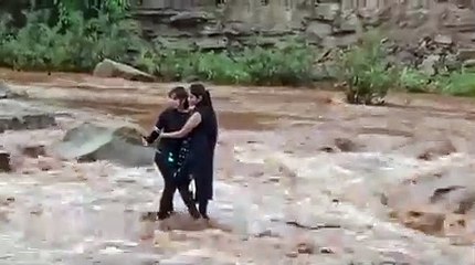 परफेक्ट सेल्फी लेने की कोशिश में नदी के बीचों-बीच पहुंची दो युवतियां, तभी आ गया उफान...देखिए वीडियो