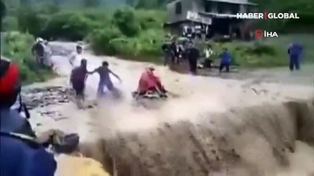 Nehre aldırış etmedi, sel sularına kapıldı