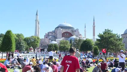 Ayasofya'da cuma namazı için bekleyen vatandaşlara pandemi tedbirleri anonsları yapılıyor - İSTANBUL