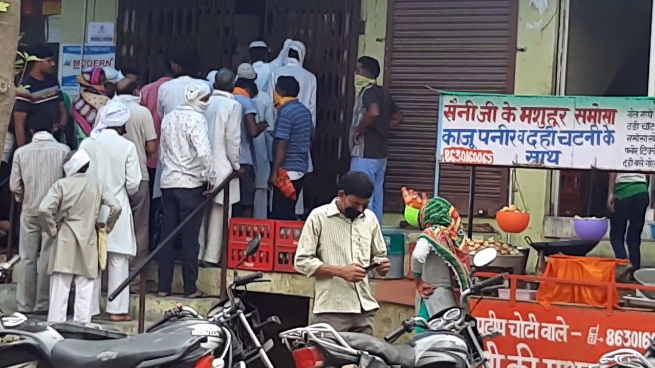 कांधला में 5 दिन बाद खुला पंजाब नेशनल बैंक, उपभोक्ता ने उड़ाई सोशल डिस्टेंसिंग की धज्जियां