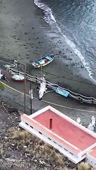 Llegan dos pateras con 13 personas a bordo a Playa Chica, en Santiago del Teide