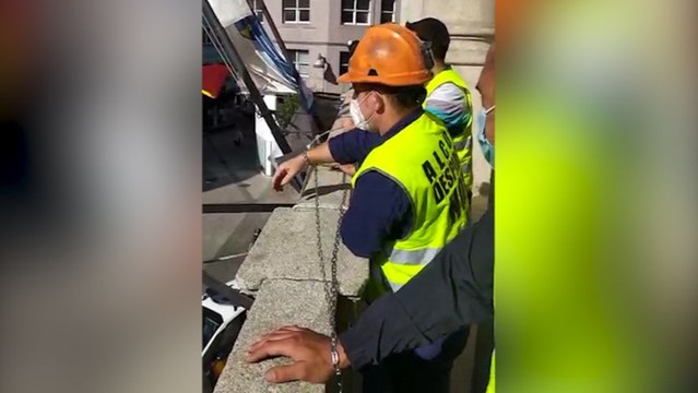 Trabajadores de Alcoa se encadenan en la Sudelegación del Gobierno en Lugo