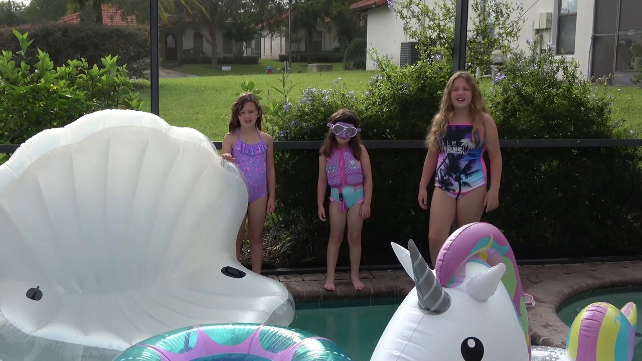 Sophia Isabella e Alice Brincando na Piscina na Bóia Inflável no Formato de Concha