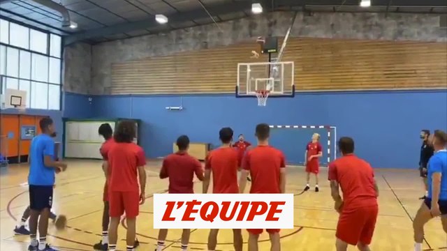 Quand les footballeurs tentent le basket... - Foot - WTF