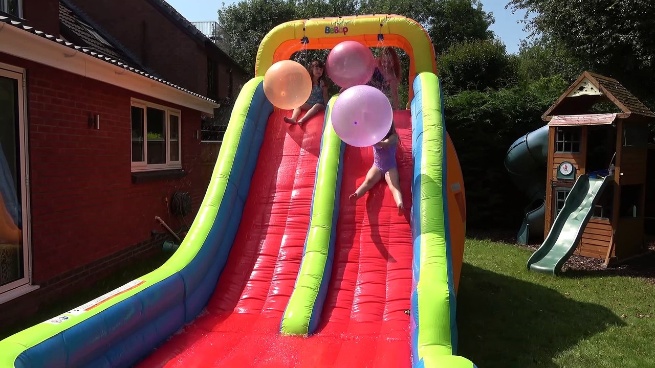 Sophia Isabella e Alice Brincando  no Escorregador Gigante Inflável