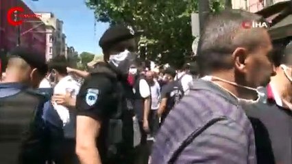 Ayasofya’ya giremedi, gözyaşlarına boğuldu