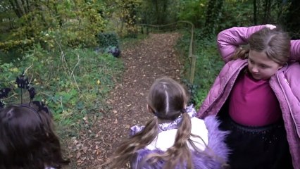 Sophia Isabella e Alice Brincando de Halloween! no Parque