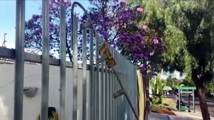 Criminosos estouram cerca elétrica, furtam cadeiras e deixam tênis para trás