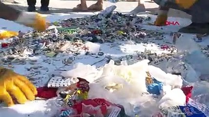 Muhtarlar ve vatandaşlar Konyaaltı Sahili'nde çöp topladı