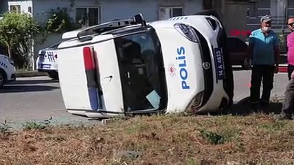 Minibüsle çarpışan polis aracı devrildi: 3 yaralı