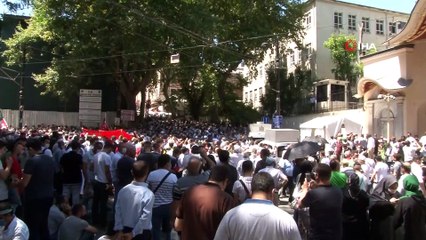 Namaz kılınacak alanlar doldu, çok sayıda vatandaş alana giremedi