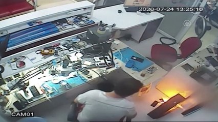 Cep telefonunun patlama anı güvenlik kamerasında  - AYDIN