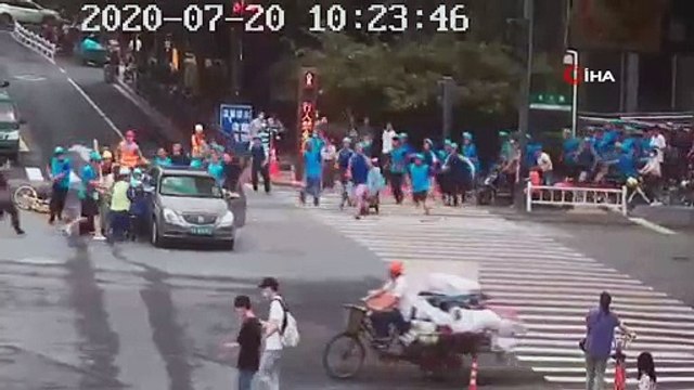 - Kuryeler, aracın altında kalan kadını kurtarmak için seferber oldu