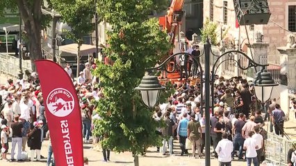 İzdiham yaşanmaması için camiye kontrollü giriş sağlanıyor - İSTANBUL