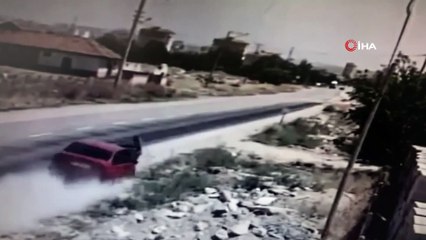 Karaman’da otomobilin çöp konteynerine çarpma anı kamerada