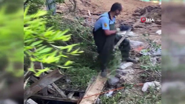 Su kuyusuna düşen inek itfaiye ekiplerince kurtarıldı