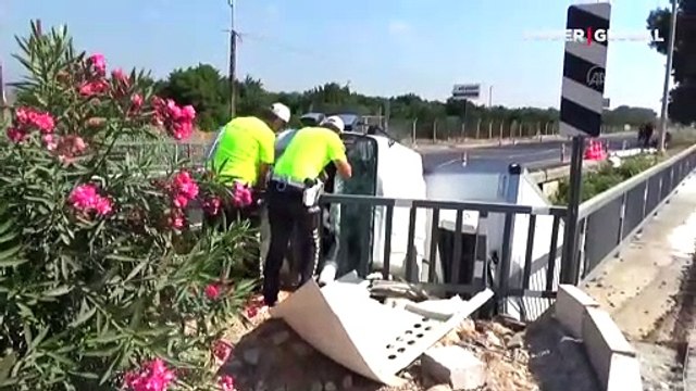 Mersin'de köprü boşluğuna devrilen kamyonetin sürücüsü yaralandı