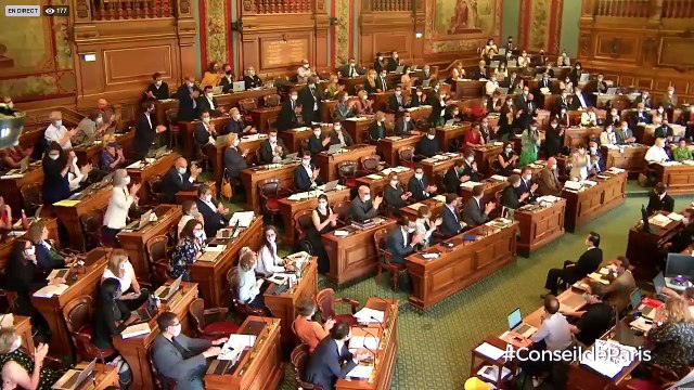 Affaire Matzneff - Incident au Conseil de Paris quand l'assemblée rend hommage debout à Christophe Girard, qui a démissionné - Une élue hurle la honte et le son est coupé - VIDEO