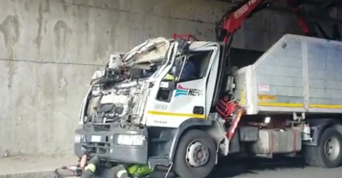 Bologna - Camion Hera si schianta in via Zanardi: morto conducente (24.07.20)
