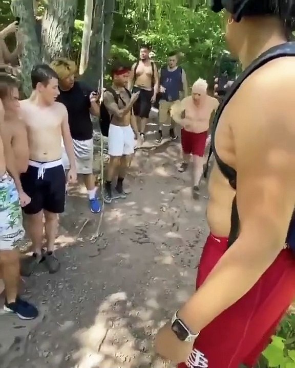 Ce grand-père montre comment plonger d’une falaise