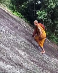 Monge deixa alpinista de boca aberta ao passar por ele... a pé e descalço!