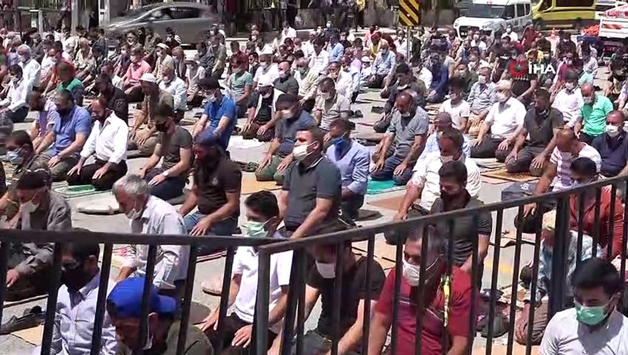 Van’da Ayasofya-i Kebir Cami-i Şerifi'nin ibadete açılması nedeniyle tatlı dağıtıldı