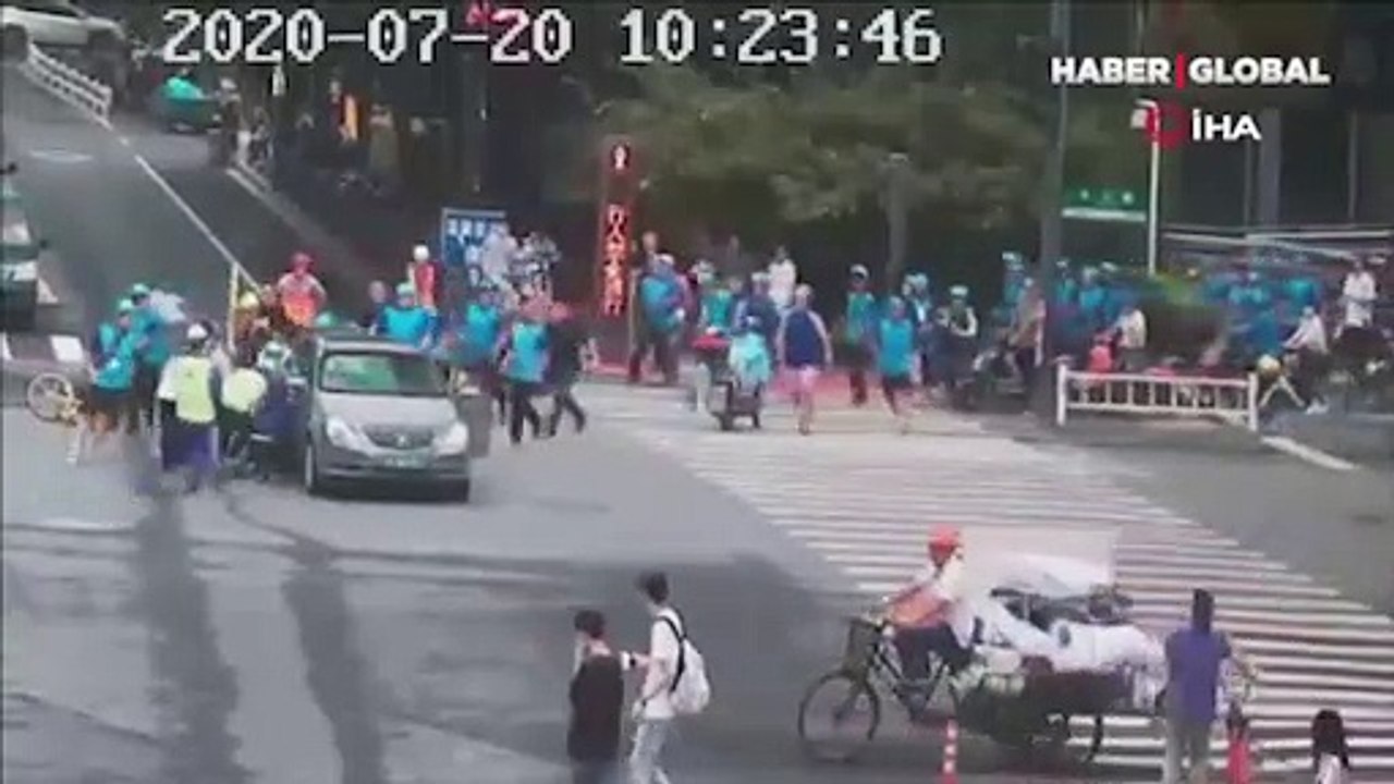 Kuryeler kurtarmak için yardıma koştu! Korku dolu anlar kameraya böyle yansıdı