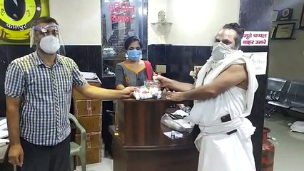 आरोग्य धाम में कोरोना के विरुद्ध इम्युनिटी बढ़ाने की होम्योपैथी दवाई लेने आये जितेंद्र दास जी महाराज