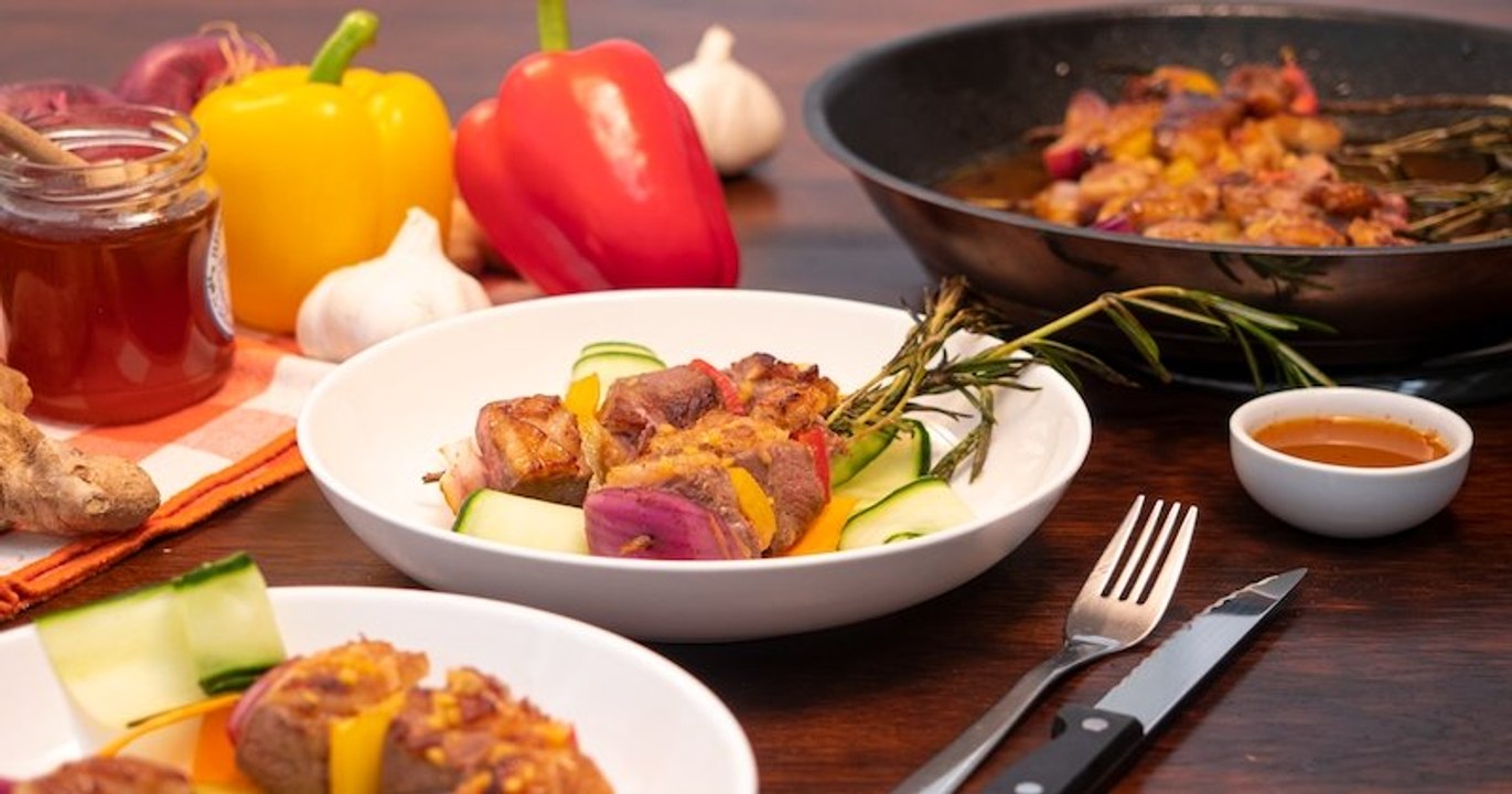 Cuisinez de succulentes brochettes de Magret à la sauce à l'orange spicy, poivrons et oignons rouges