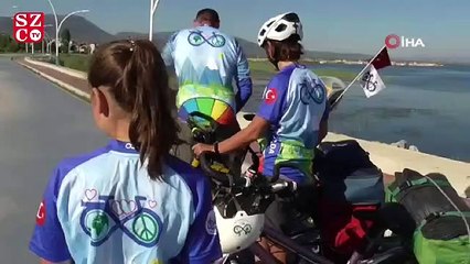 Ailece pedal çevirerek azalan su kaynaklarına dikkat çekiyorlar