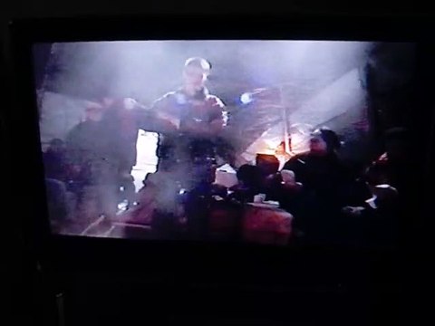 VEJLE | Poul Erik Nielsen | Spiller luftguitar med et hop | Mister balancen | Falder bagover | Bålet