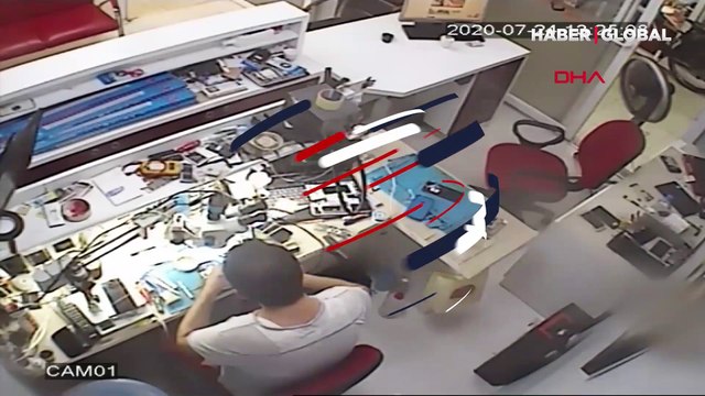 Müşterinin tamir için getirdiği telefon patladı! O anlar kamerada