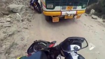 Des motards croisent un bus sur une route de l'Himalaya... Vertigineux